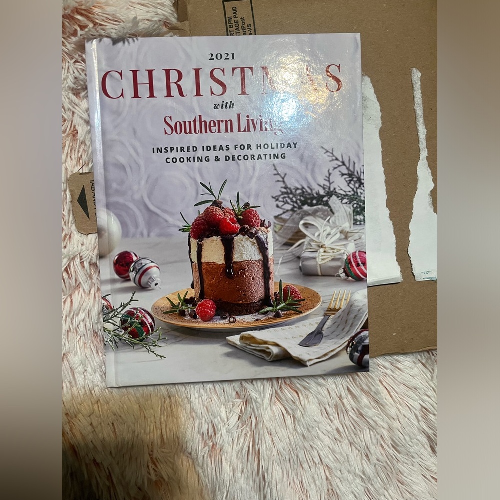 NWT—Southern Living Christmas 2021 recipe and decorating book.